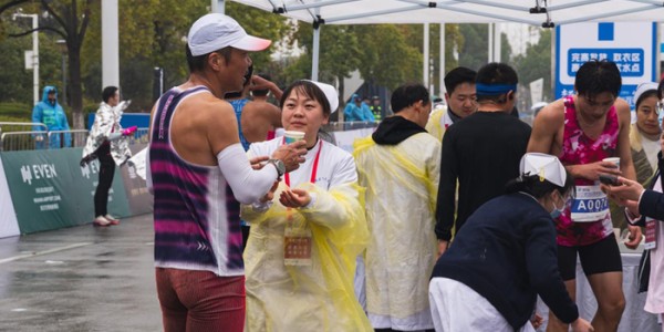 开云体育-武汉一姐熊娟，主场再夺一冠！|马拉松|半程马拉松|空港|赛事|赛道_新浪体育_新浪新闻