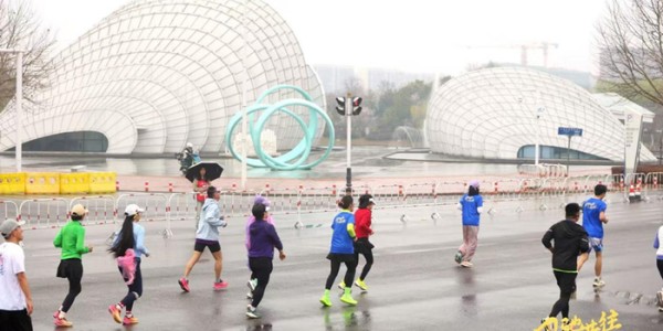 开云体育-武汉一姐熊娟，主场再夺一冠！|马拉松|半程马拉松|空港|赛事|赛道_新浪体育_新浪新闻