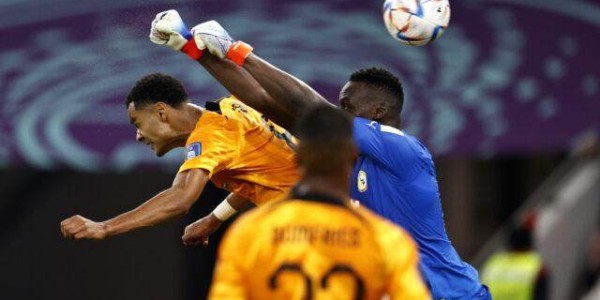 开云体育-失误+伤病！除了没马内，塞内加尔的铜墙铁壁也崩了