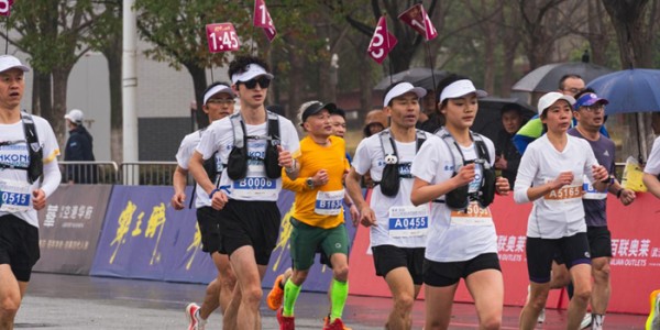开云体育-武汉一姐熊娟，主场再夺一冠！|马拉松|半程马拉松|空港|赛事|赛道_新浪体育_新浪新闻